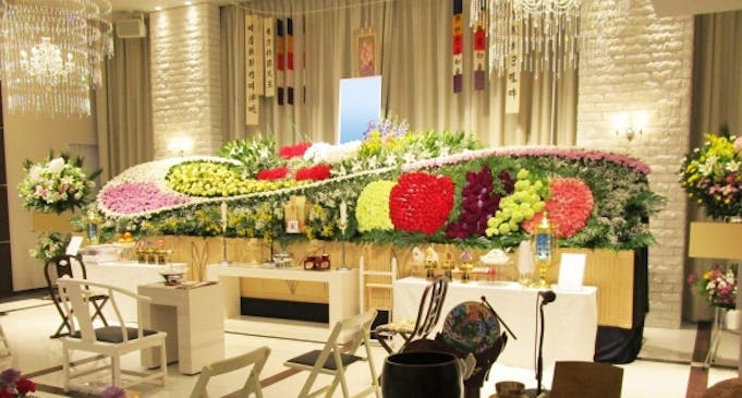 感動花祭壇:果物の生産に生涯を捧げてきた方を花で表しました
