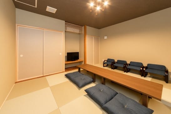 お泊りいただける和室。洗面脱衣やシャワールームも完備しています。